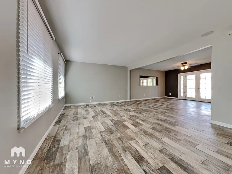 8426 E Keim Dr — Photo 2