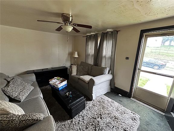3rd image of 939 Josephine St