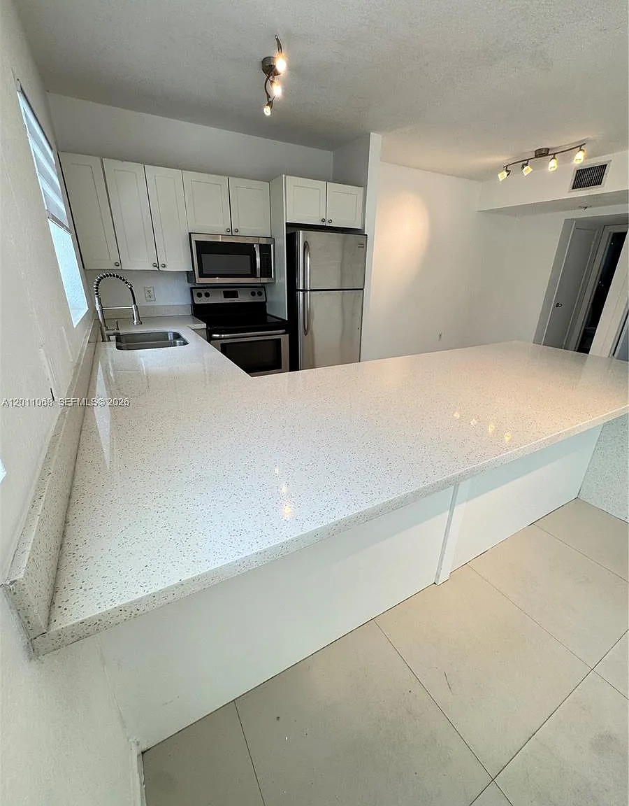 Biscayne Bch Sub — Photo 4