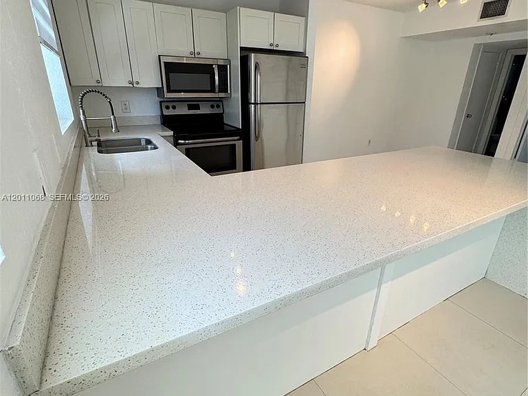 8035 Crespi Blvd #9 — Photo 4
