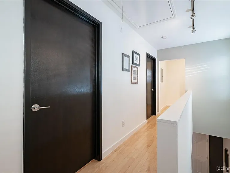 902 W Heights Hollow Ln — Photo 10