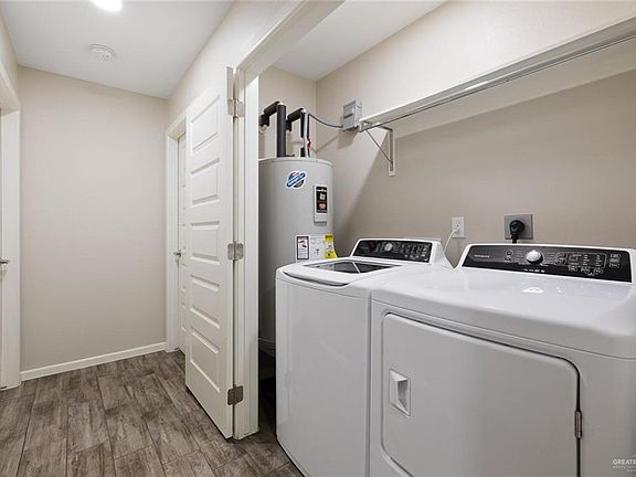 4th image of 3412 Sahara Dr APT 1