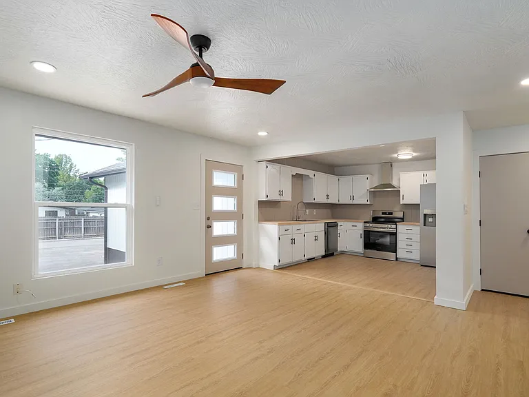 2023 E Battlefield Rd — Photo 5