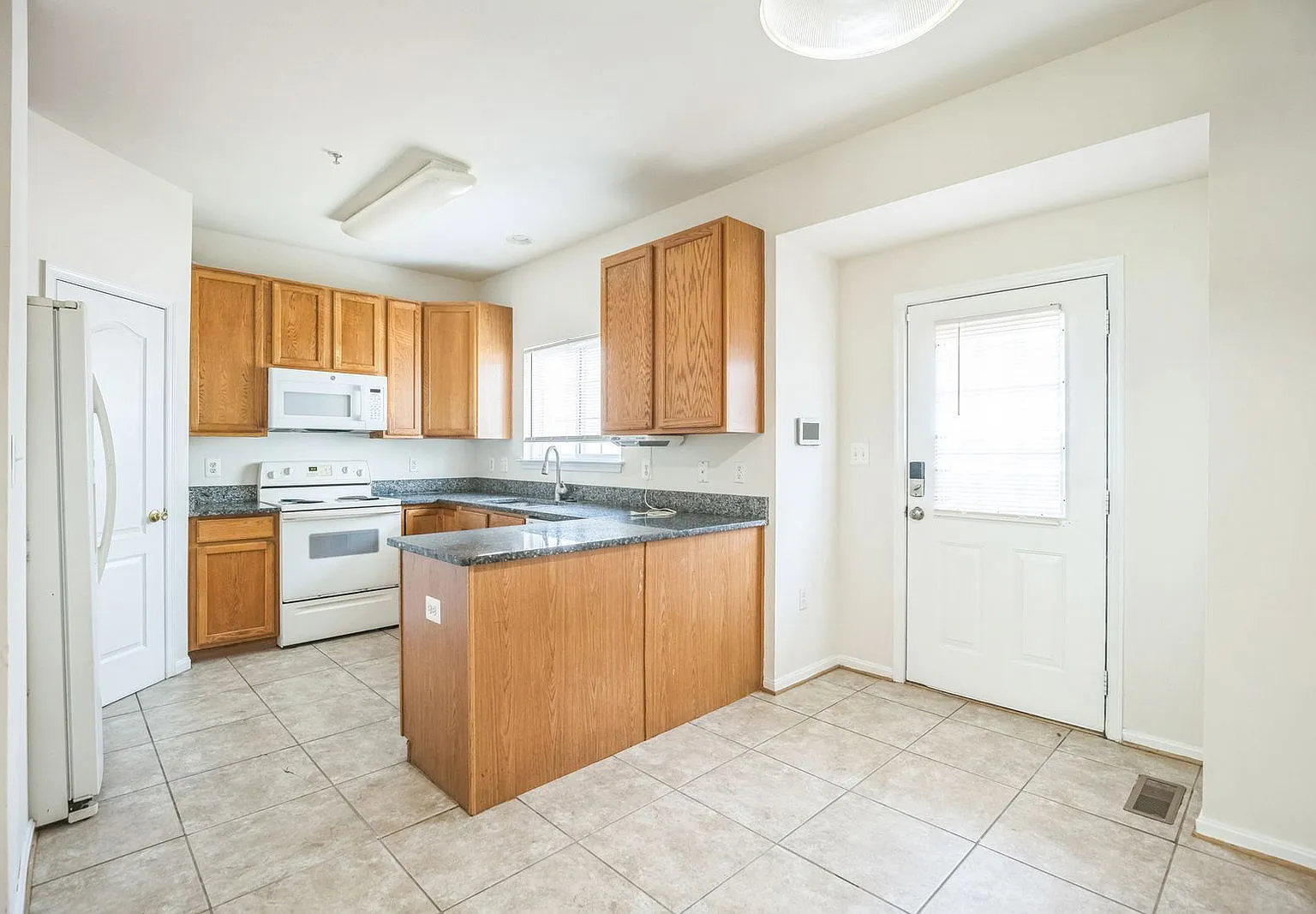 3 bed, 3.5 bath, 1414 sqft, $2,750 — Photo 2