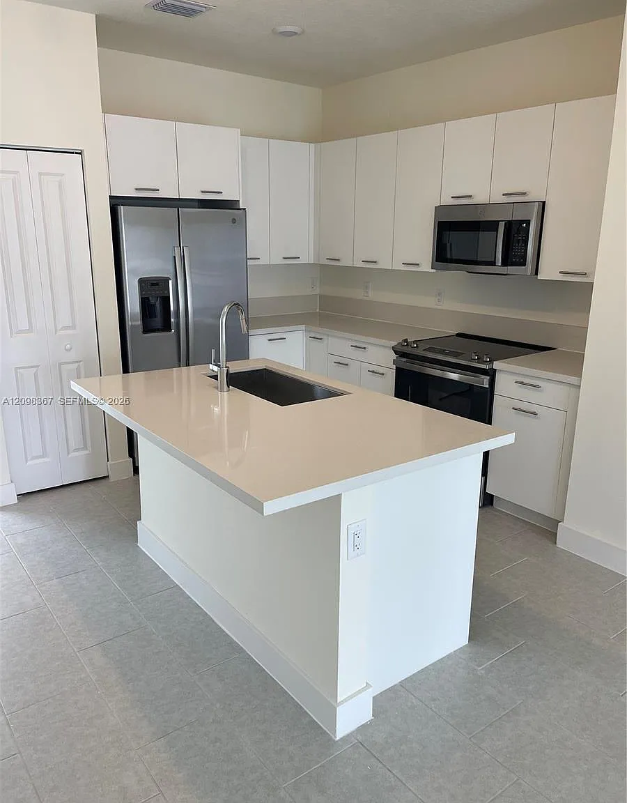Downtown Doral South Phas — Photo 4