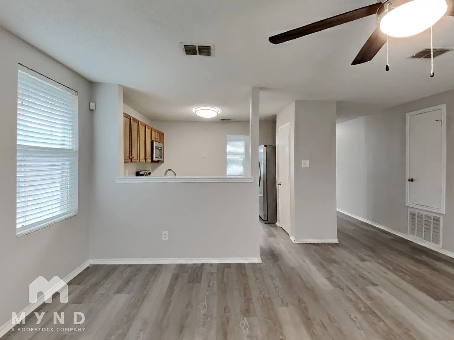3 bed, 2.0 bath, 1394 sqft — Photo 3