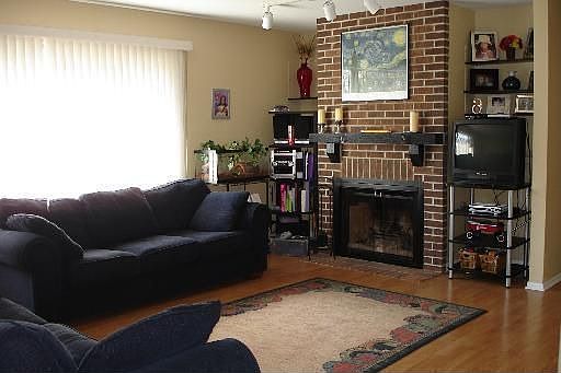 3rd image of 527 Willowcreek Ct