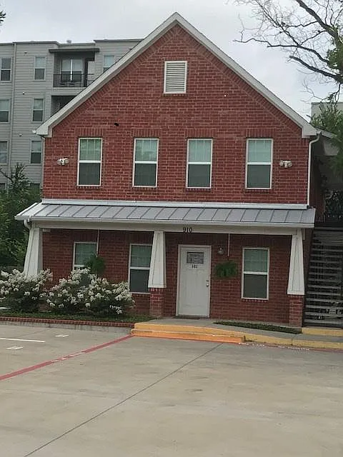 910 Fannin St — Photo 1