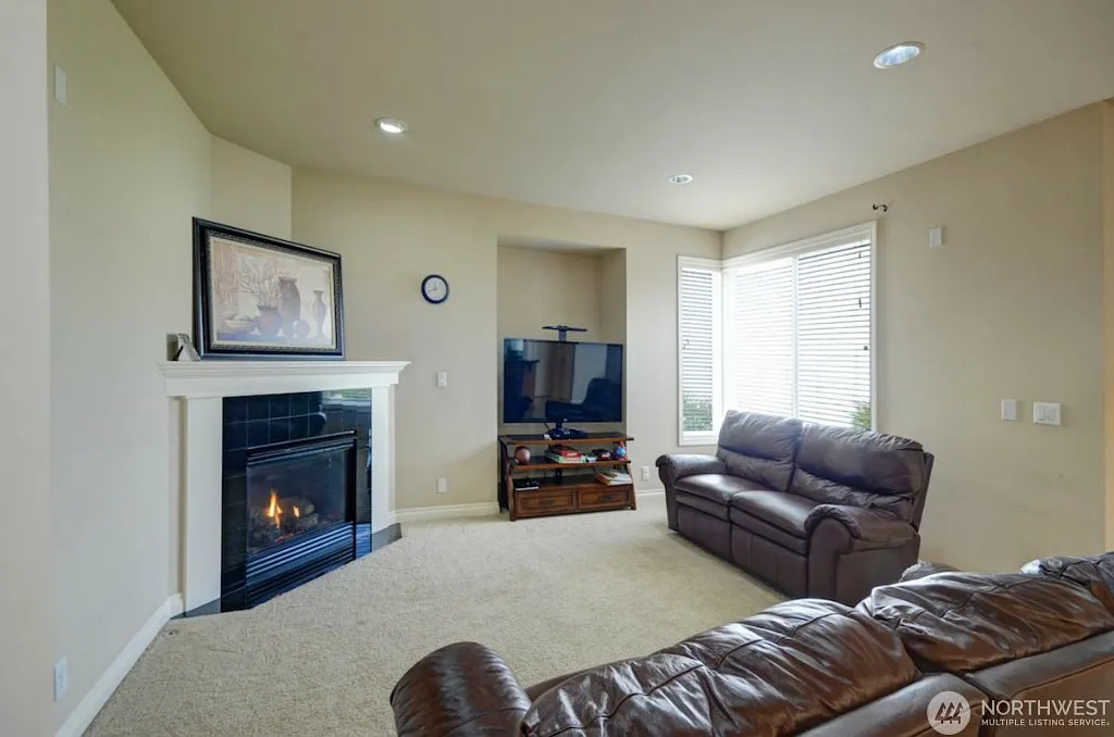 3 bed, 2.5 bath, 2250 sqft, $4,315 — Photo 3