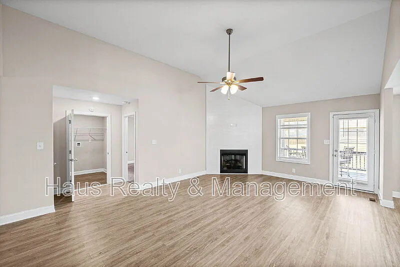 3 bed, 2.0 bath, 1416 sqft, $1,900 — Photo 4