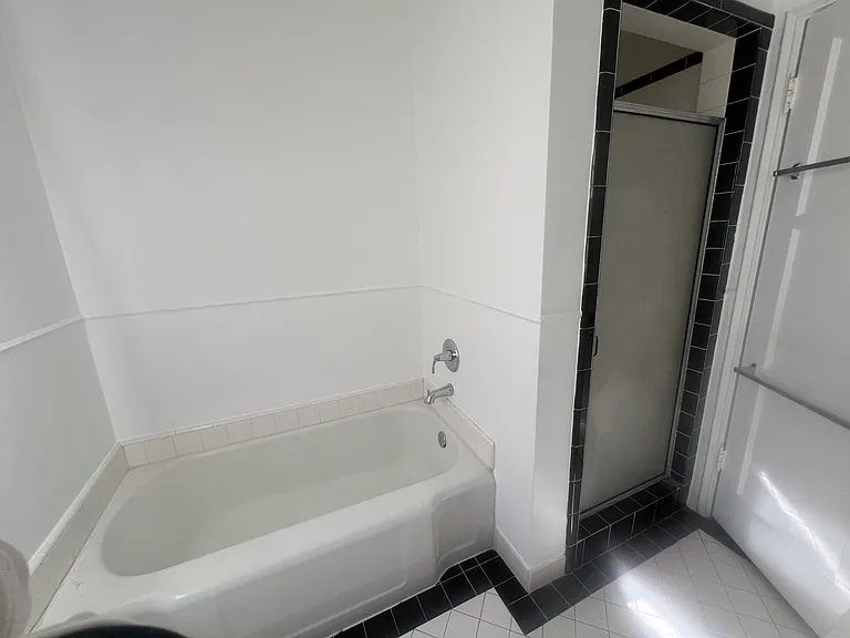 445 N Doheny Dr #F — Photo 11
