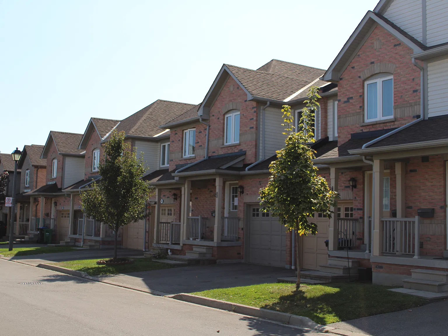 Daniels Gateway, Chartwell Village — Photo 1