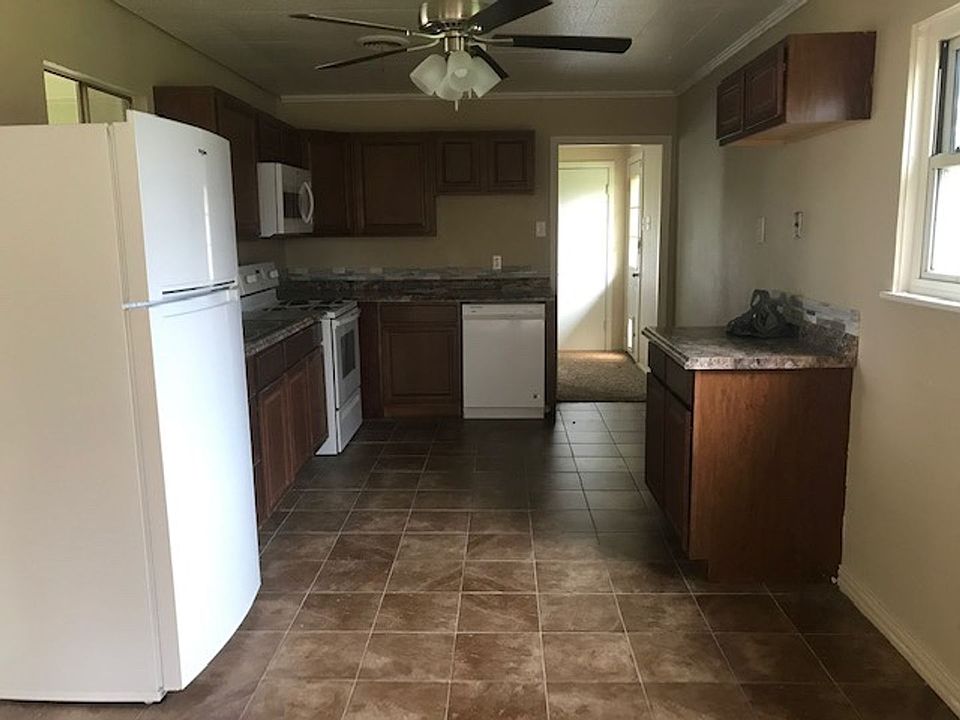 1st image of 2842 S 28th St