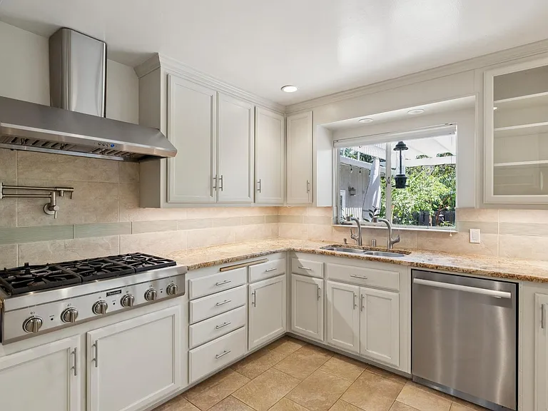 970 Palo Alto Ave — Photo 27