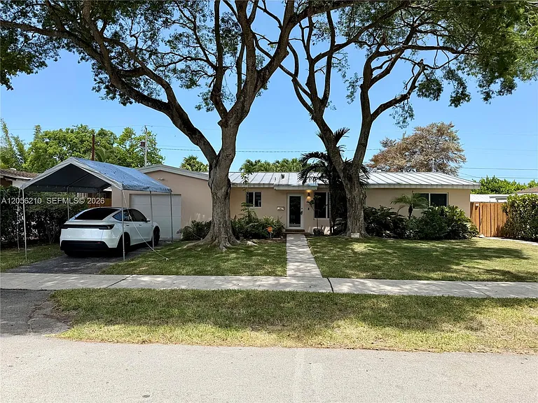 9340 Jamaica Dr — Photo 1