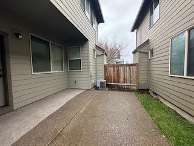10136 SW Barber St — Photo 42