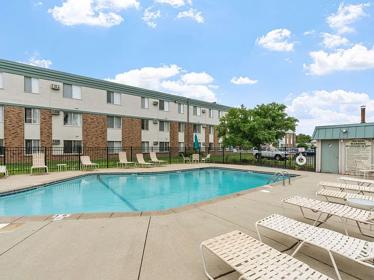 Como Park Apartments — Photo 7