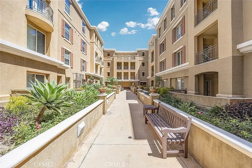 3 bed, 1390 sqft, $3,800 — Photo 4