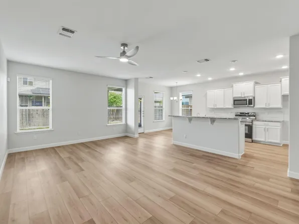 301 Serpentine Ln, Jarrell, TX 76537