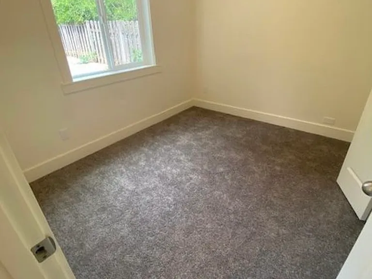 9914 SE Taggart St #B — Photo 5
