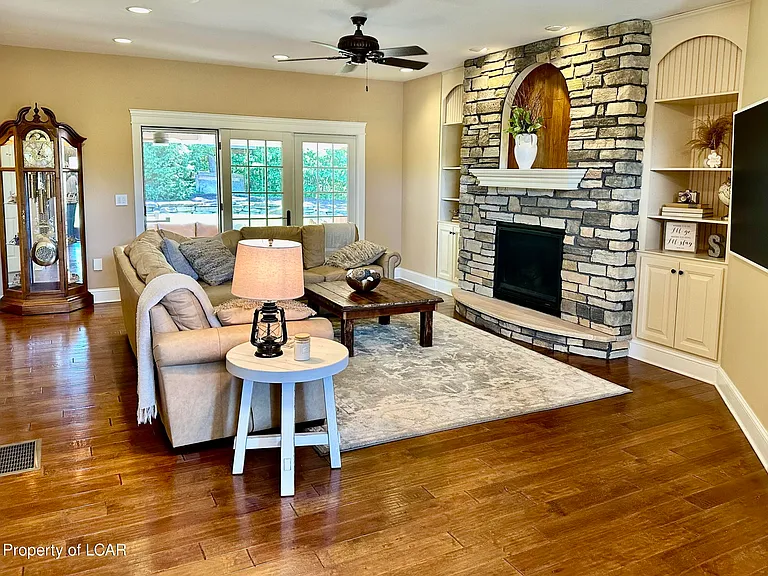 228 Windsor Way — Photo 8