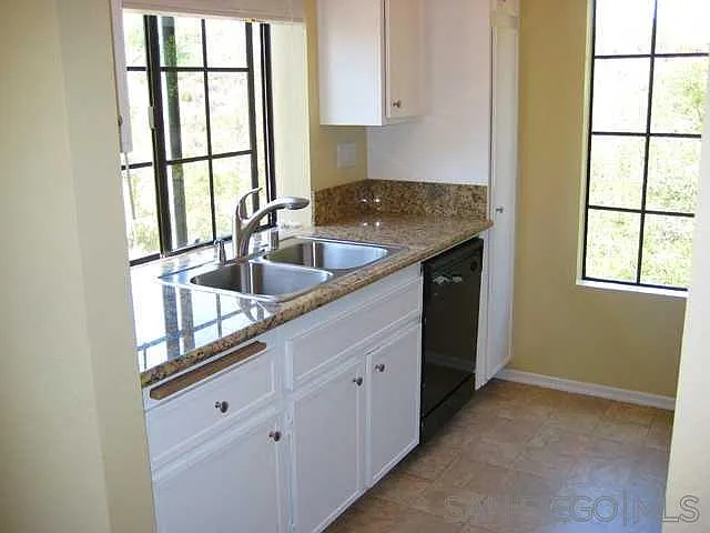 2 bed, 1000 sqft, $3,000 — Photo 2
