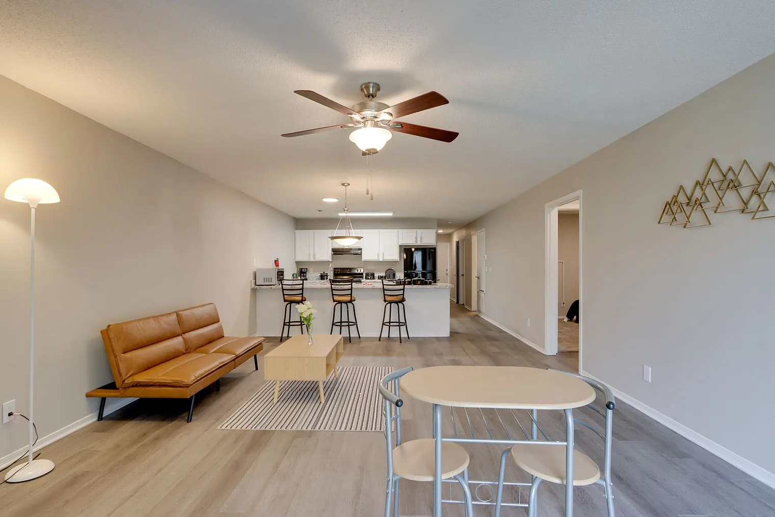 3 bed, 2.0 bath, 1291 sqft, $5,902 — Photo 2