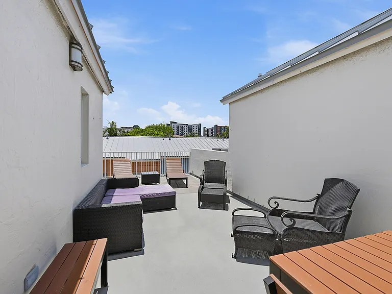 542 NE 7th Ave #2 — Photo 32