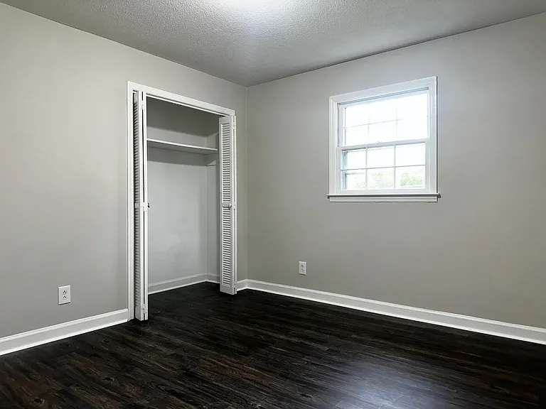 2300 E Hewitt St — Photo 13