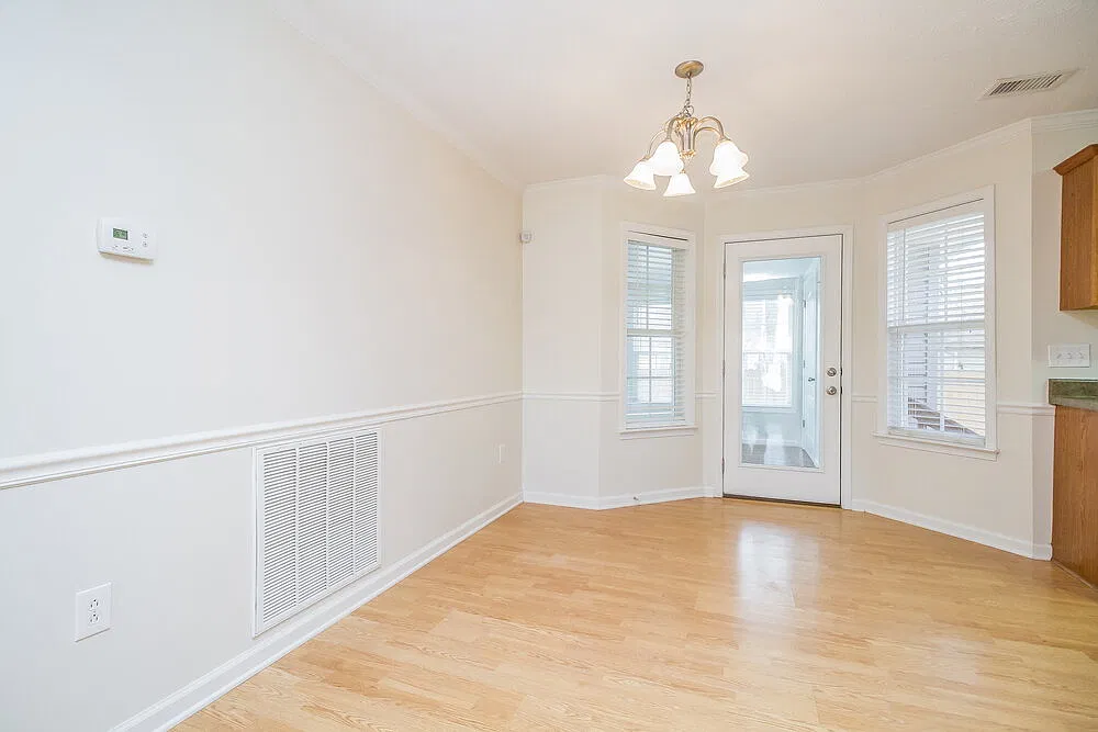 3 bed, 2.0 bath, 1900 sqft, $2,290 — Photo 3