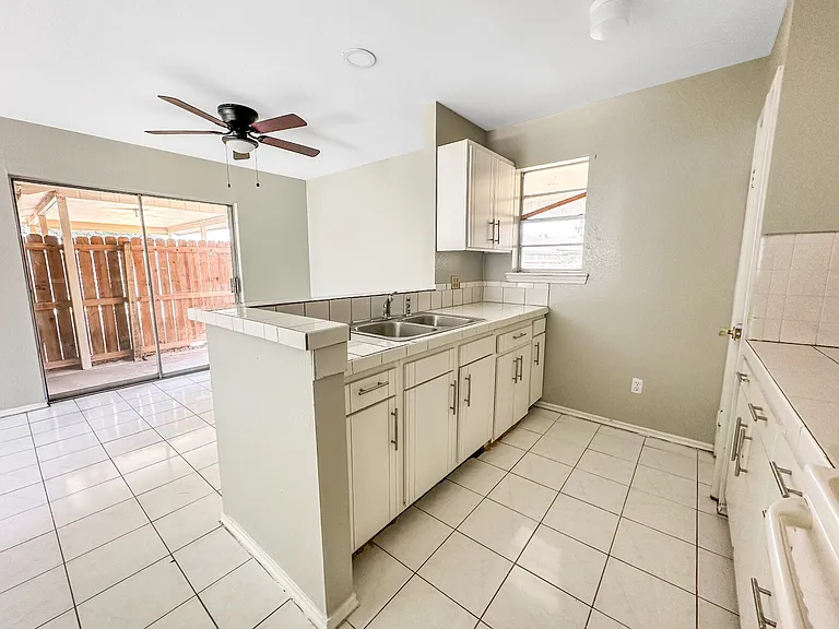 200 E Upas Ave — Photo 5