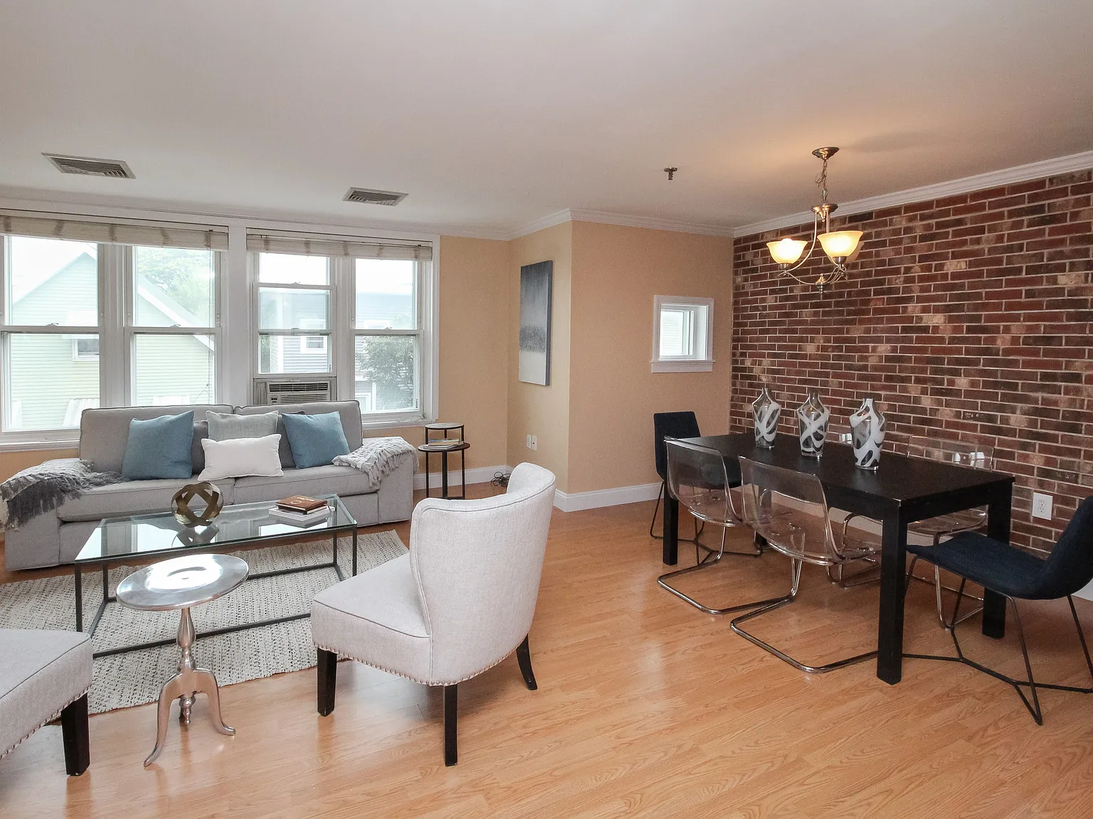 2 bed, 930 sqft, $3,900 — Photo 2
