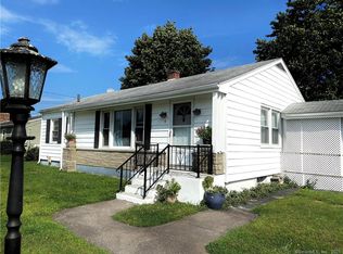 8 Marlin Dr, Pawcatuck, CT 06379