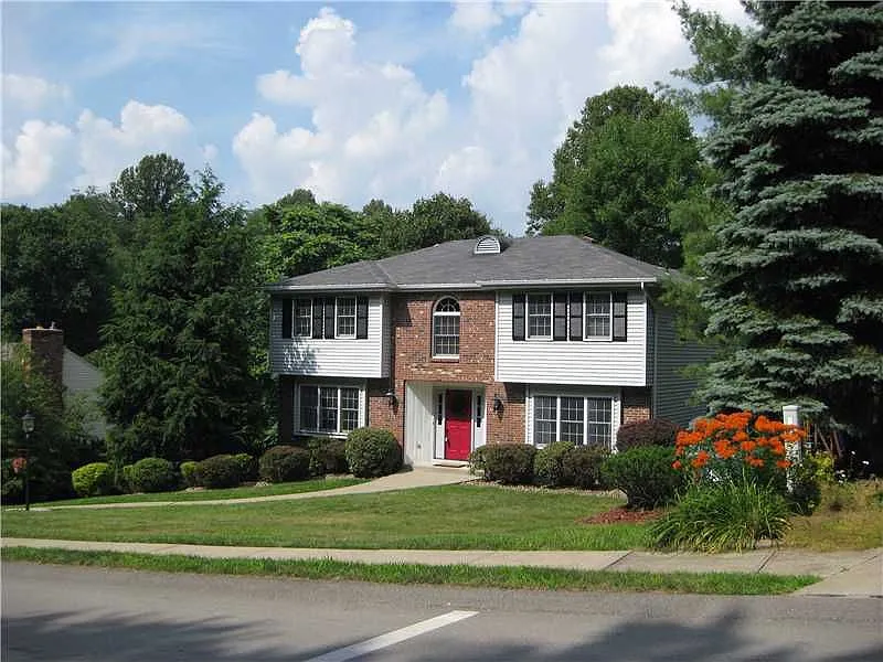 451 Tyburn Dr photo 1