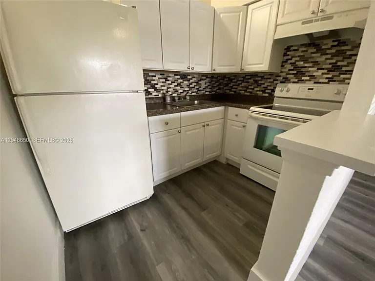 380 SE 12th Ave #2 — Photo 9