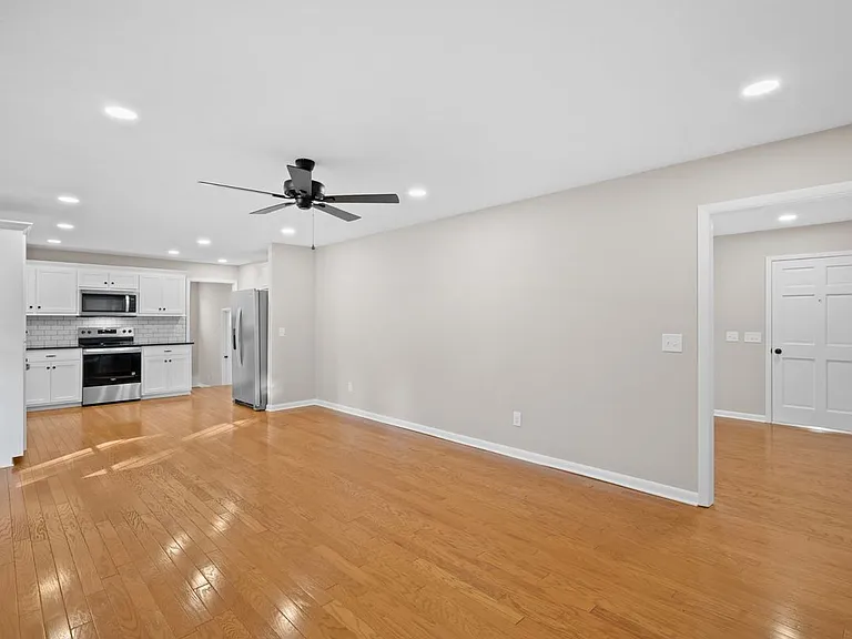 215 Hill St — Photo 29