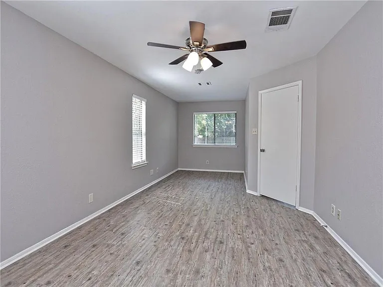 802 Primrose Ln — Photo 15