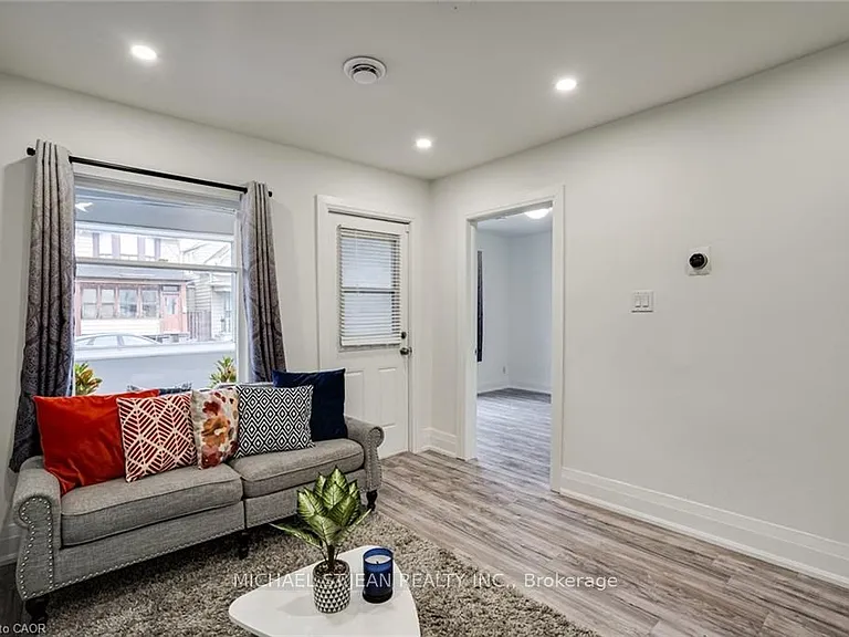 24 Vansitmart Ave — Photo 6