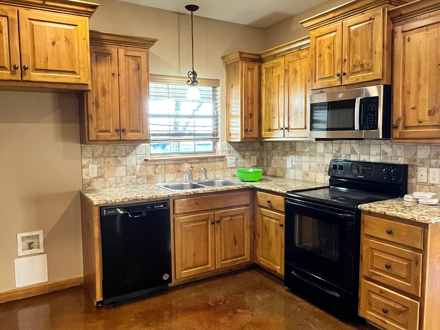 2 bed, 1100 sqft, $1,500 — Photo 2