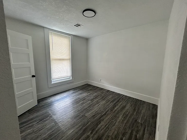 700 NE 6th St — Photo 10