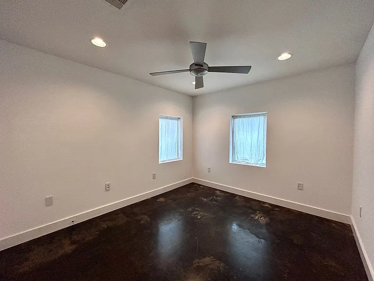 1718 Giles St — Photo 17