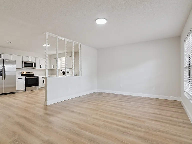 145 E Towne Pl — Photo 5