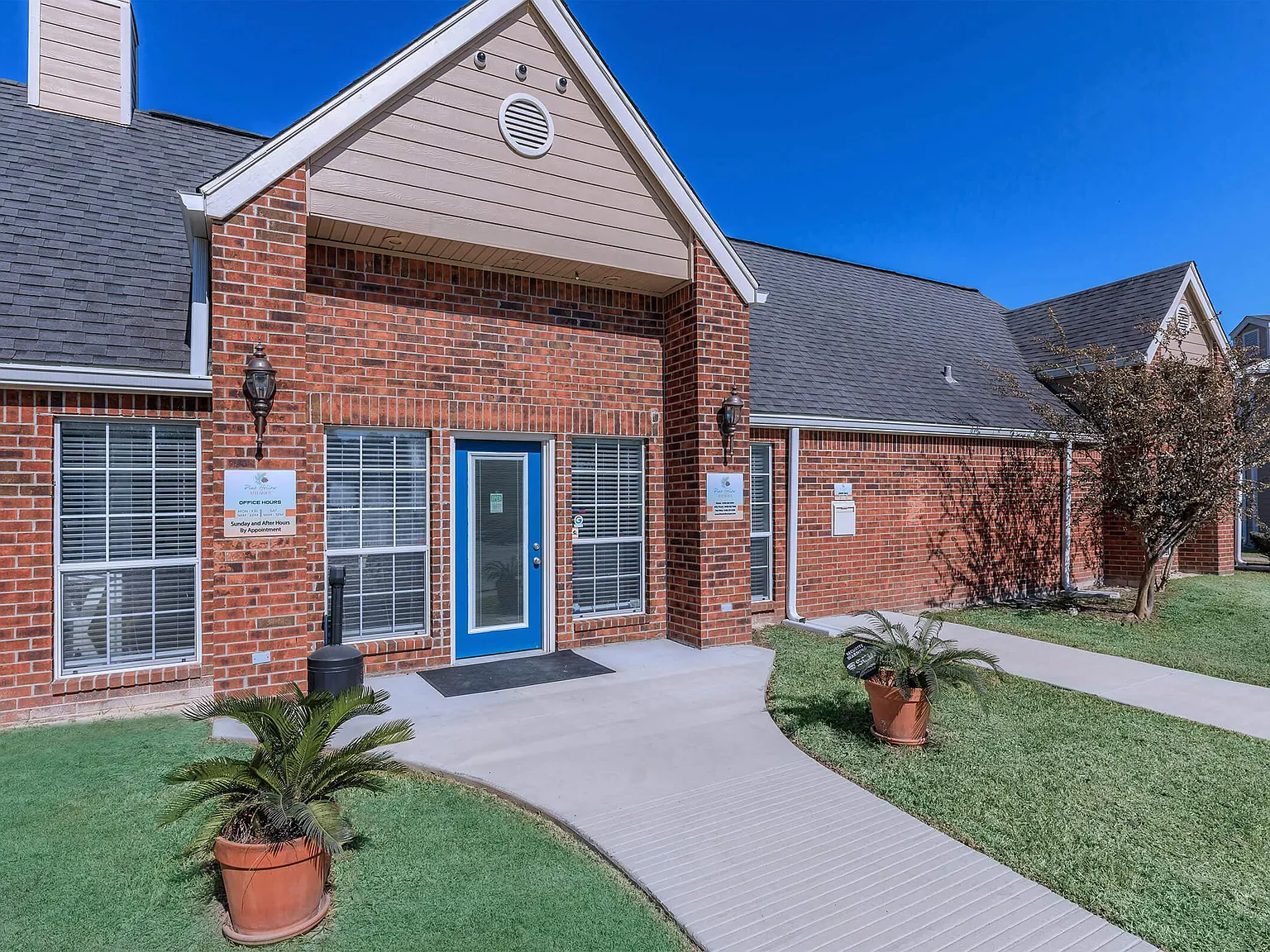 Pine Hollow Apartments — Photo 1