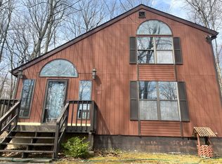 2137 Bucktail Ct, Bushkill, PA 18324