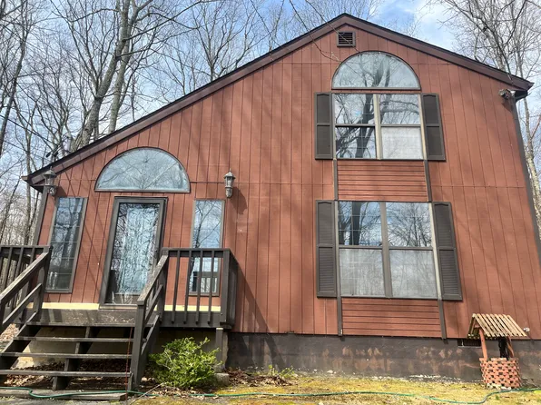 2137 Bucktail Ct, Bushkill, PA 18324