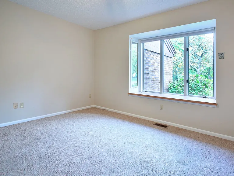 854 York Ave — Photo 10