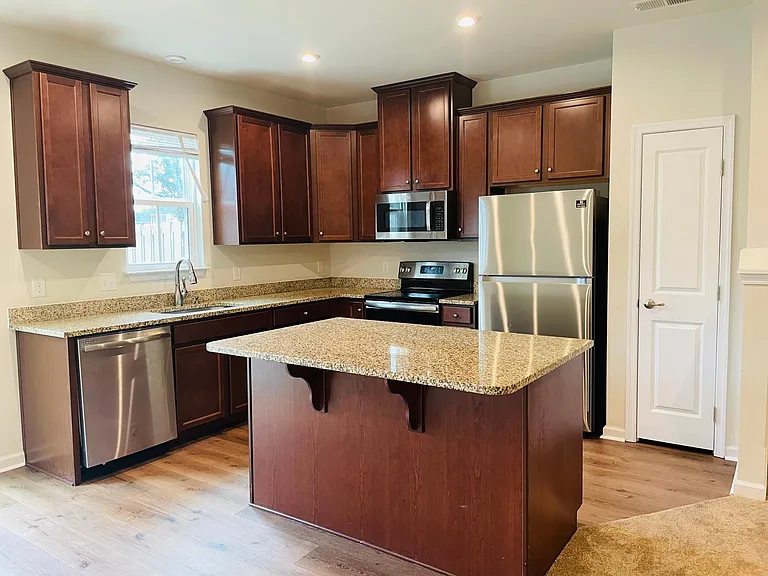 111 Roundtree Dr — Photo 3