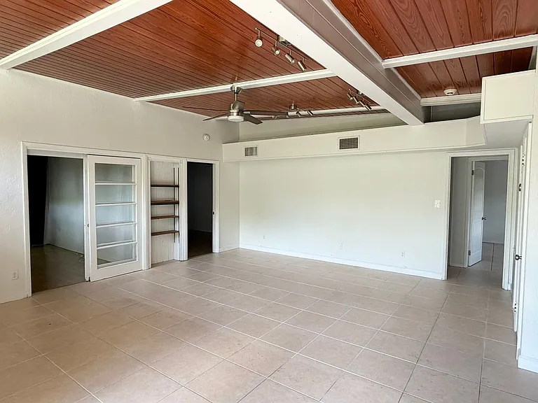 1227 Country Club Dr — Photo 3