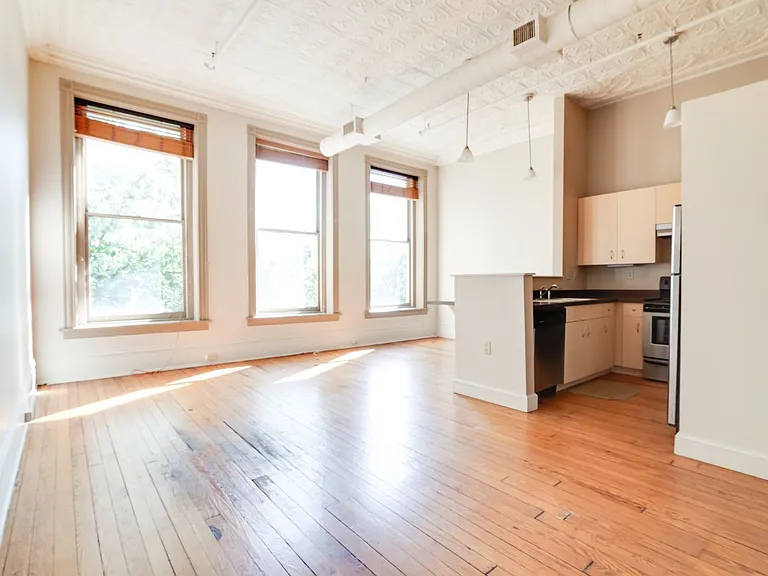 121 W Broad St — Photo 15