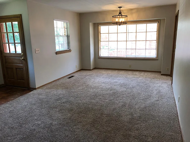 3613 N Drexel Blvd — Photo 6